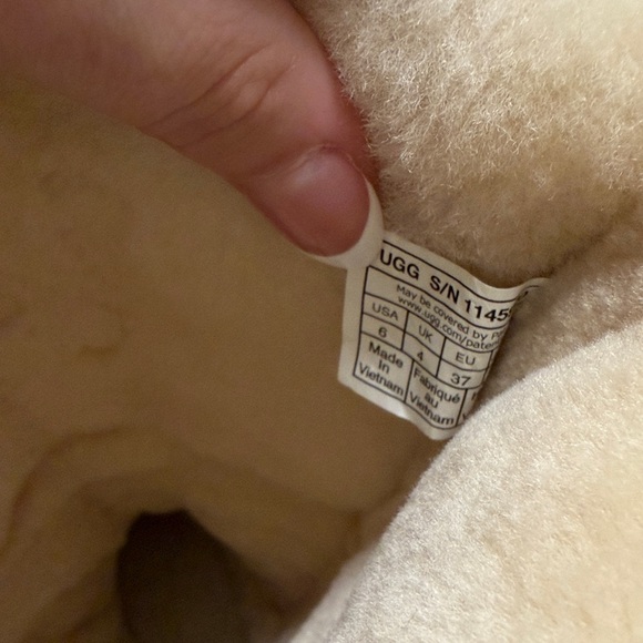 (NWT)UGG Women's Brown Sheepskin Winter Boots - Picture 5 of 5